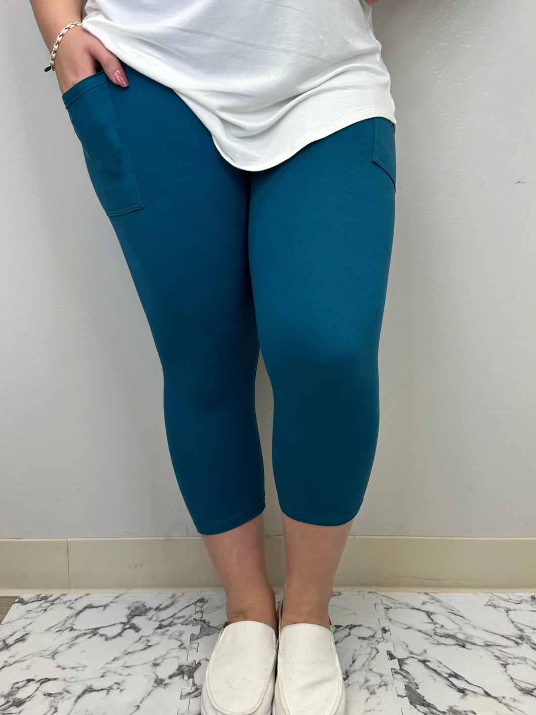 Solid Tween Capri w/ Pockets: Turquoise